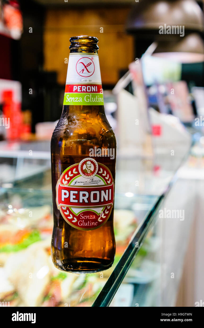 Bottiglia di Glutine Peroni lager sul bancone di vetro di un bar italiano. Foto Stock