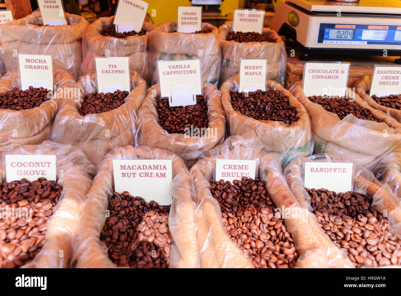 Aromatizzati i chicchi di caffè in vendita su un mercato in stallo. Foto Stock
