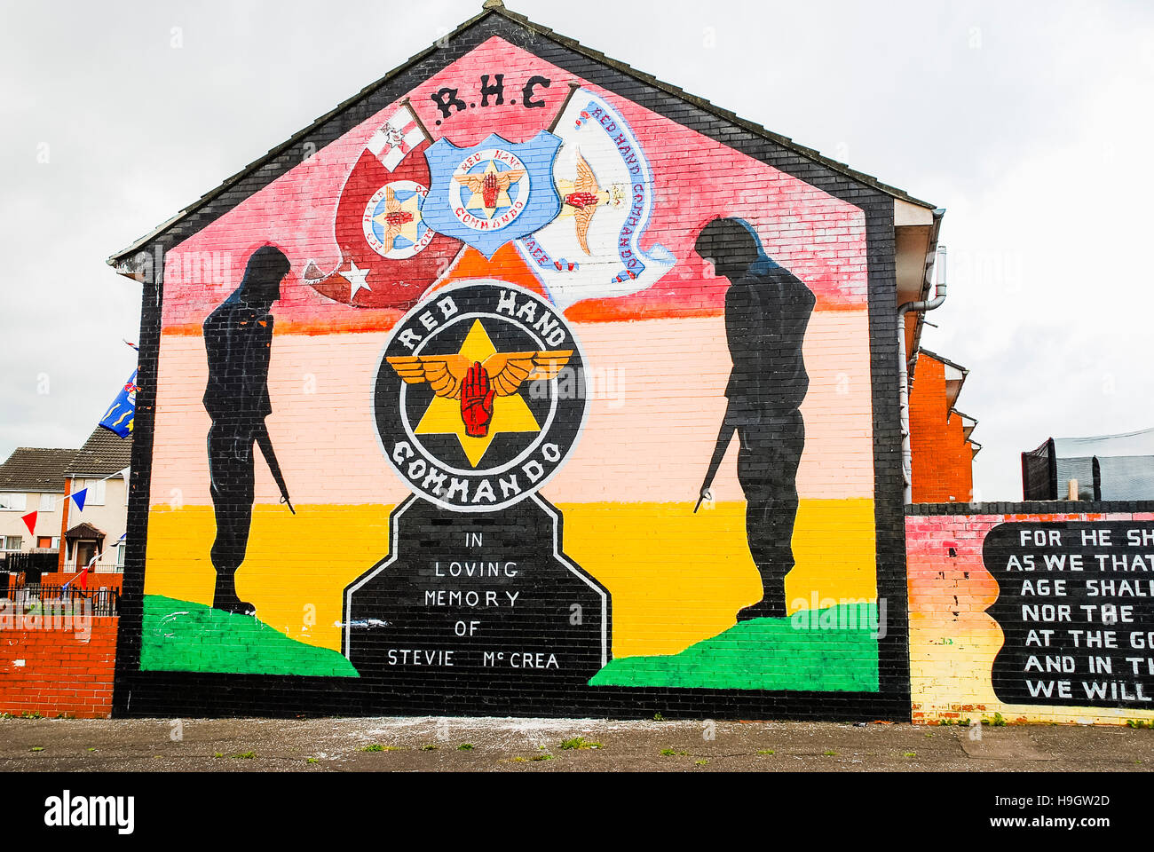Murale di abbassare Shankill Station wagon in memoria di Stevie McCrea, Mano rossa Commando commandos RHC Foto Stock