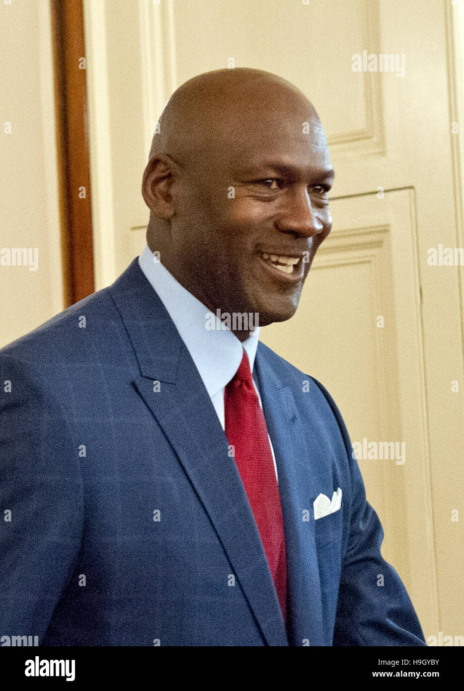 Ex stella NBA Michael Jordan arriva ad accettare la medaglia presidenziale della libertà, la nazione più alta onorificenza civile, dal presidente degli Stati Uniti Barack Obama nella Sala Est della Casa Bianca di Washington il 22 novembre 2016. Credito: Ron Sachs/CNP /MediaPunch Credito: MediaPunch Inc/Alamy Live News Foto Stock