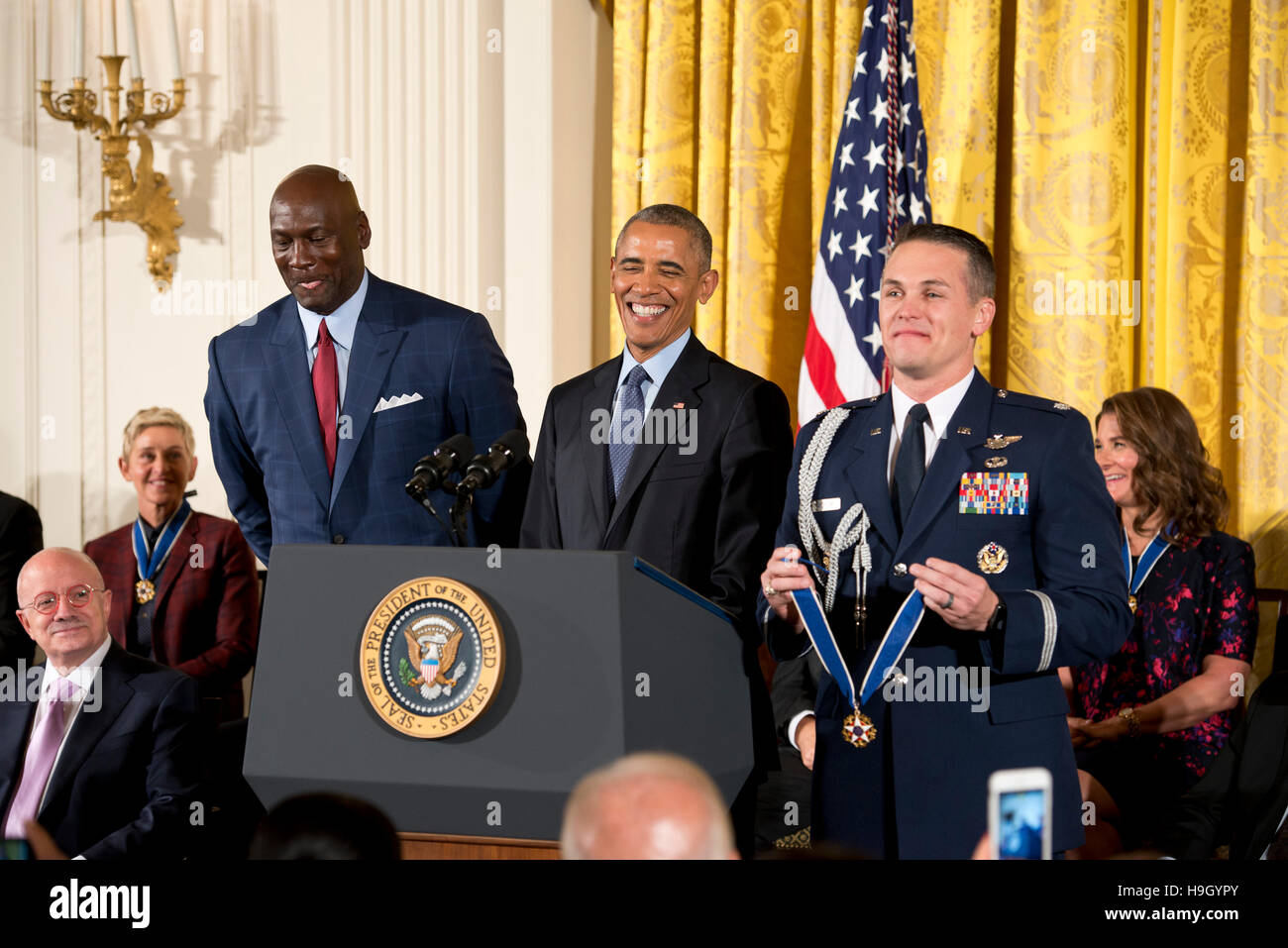 Il presidente Barack Obama awards la medaglia di libertà di Michael Jordan alla Casa Bianca . Credito: Patsy Lynch/Alamy Live News Foto Stock