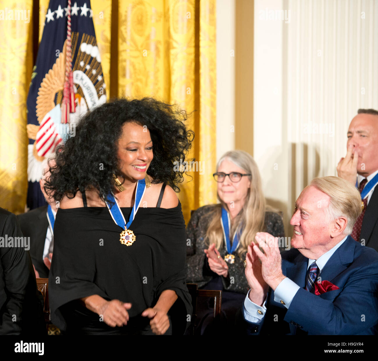 Washington, Stati Uniti d'America. 22 Novembre, 2016. Il presidente Barack Obama awards la medaglia di libertà di Diana Ross come Vin Scully applaude la sua . Credito: Patsy Lynch/Alamy Live News Foto Stock