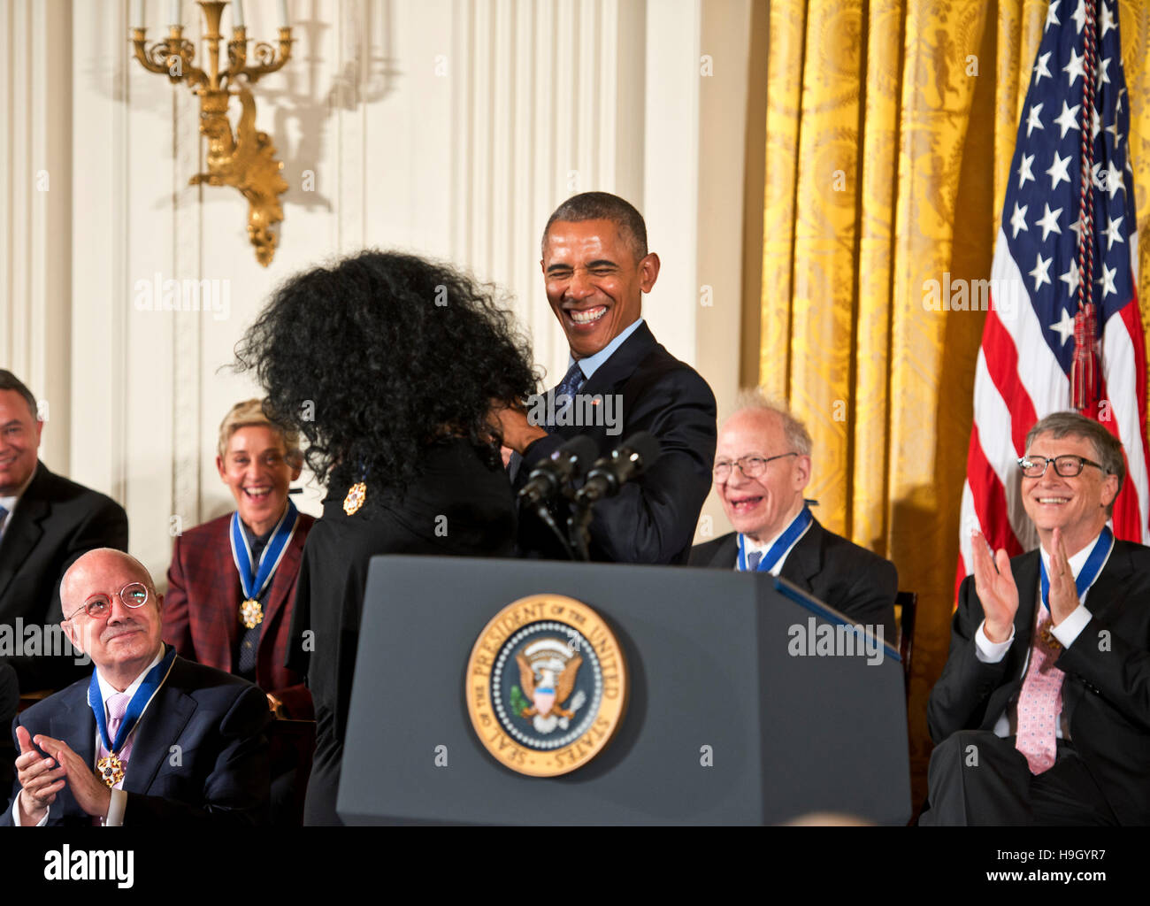 Washington, Stati Uniti d'America. 22 Novembre, 2016. Il presidente Barack Obama awards la medaglia di libertà di Diana Ross alla Casa Bianca . Credito: Patsy Lynch/Alamy Live News Foto Stock