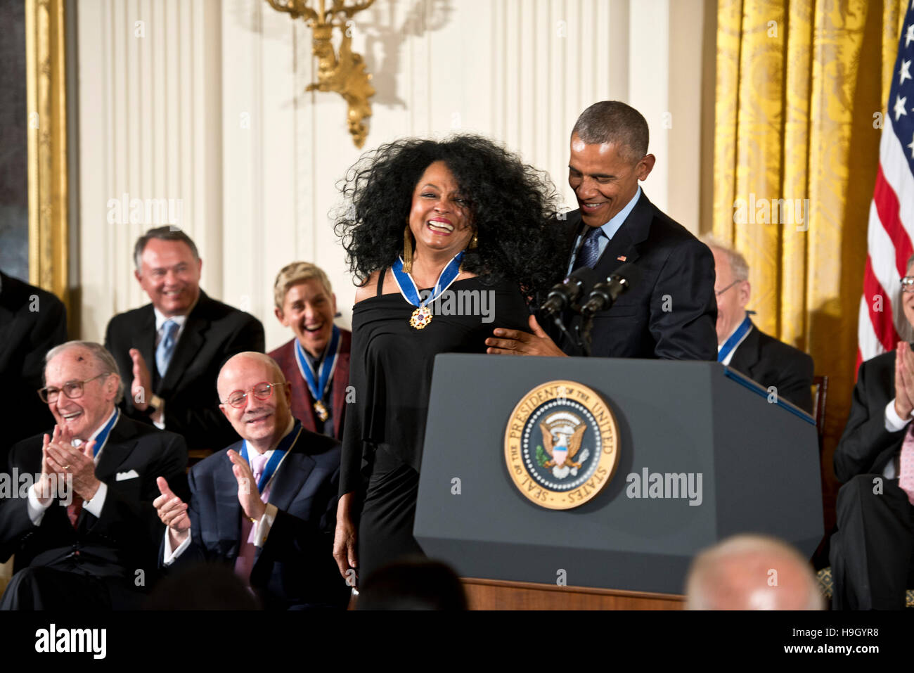 Washington, Stati Uniti d'America. 22 Novembre, 2016. Il presidente Barack Obama awards la medaglia di libertà di Diana Ross alla Casa Bianca . Credito: Patsy Lynch/Alamy Live News Foto Stock
