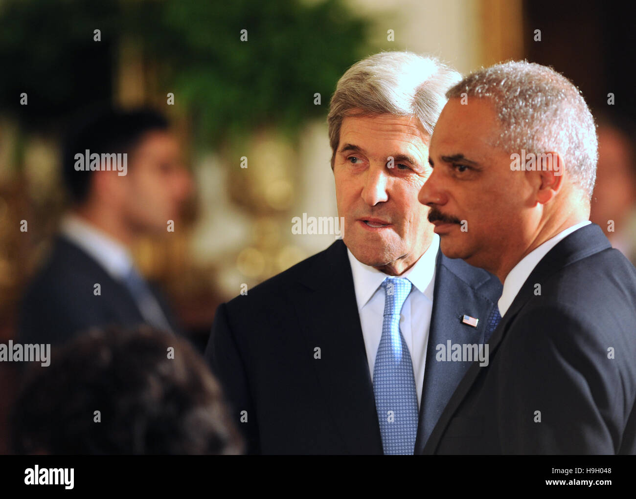 Washington, Stati Uniti. 22 Novembre, 2016. Stati Uniti Il segretario di Stato John Kerry (sinistra) e ex U.S. Il procuratore generale Eric Holder converse davanti al Presidente Barack Obama presenta la medaglia presidenziale della libertà di 21 uomini e donne in una cerimonia che si terrà nella Sala Est della Casa Bianca il 22 novembre 2016. La medaglia presidenziale della libertà è il più alto onore per i civili negli Stati Uniti. Credito: Paul Hennessy/Alamy Live News Foto Stock