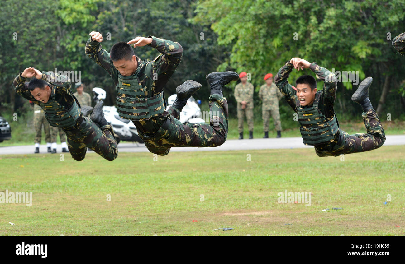 Paya Indah, Malaysia. 22 Novembre, 2016. Soldati cinesi prendere parte al 'Aman Youyi 2016' esercizio congiunto in Paya Indah di stato Selangor, Malaysia, su nov. 22, 2016. Cinese e Malese delle forze armate ha iniziato un esercizio congiunto di assistenza umanitaria e di soccorso in caso di catastrofe martedì. Credito: Chong Voon Chung/Xinhua/Alamy Live News Foto Stock