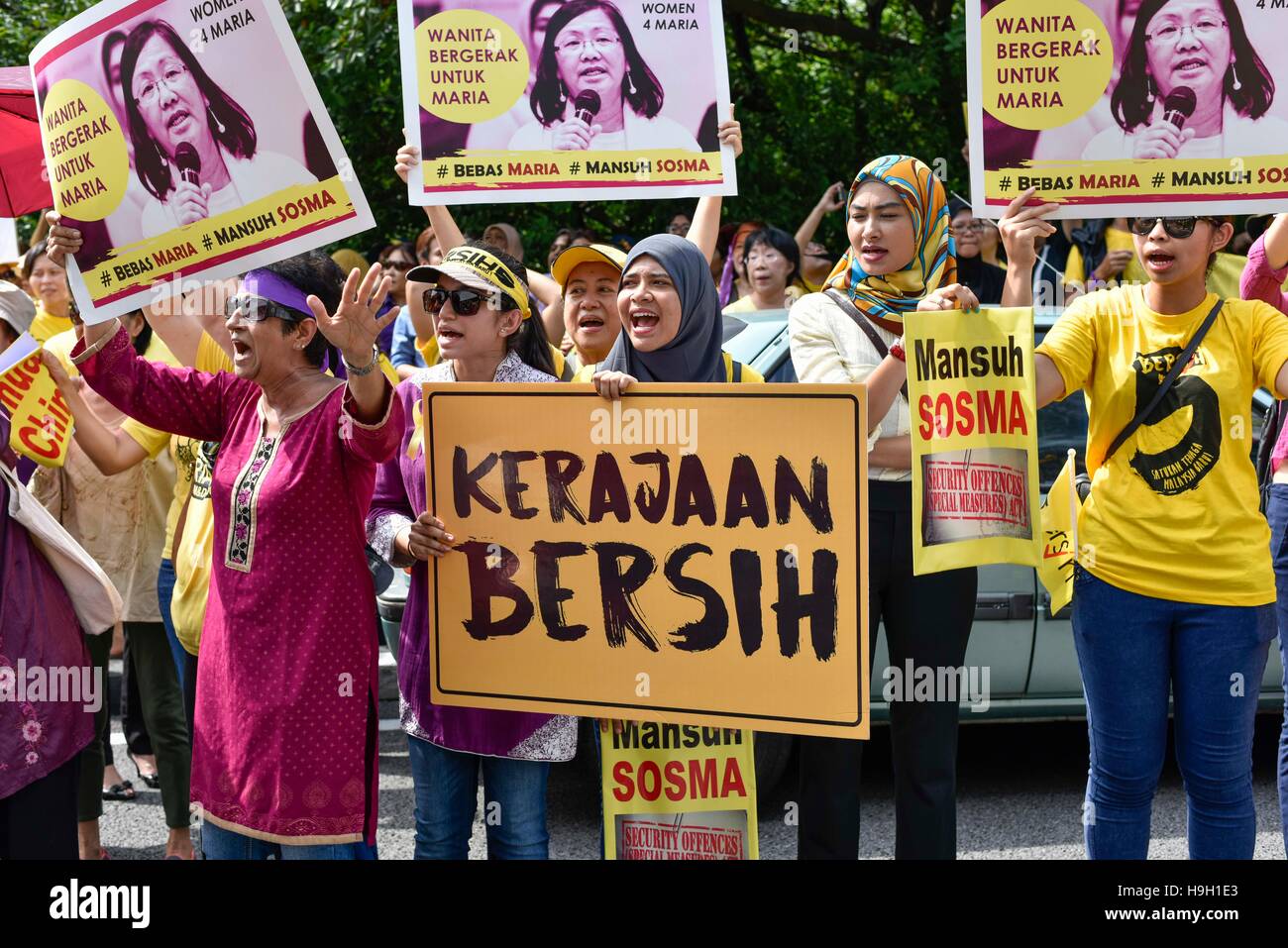 Kuala Lumpur, Malesia. 23 Nov, 2016. Manifestanti tenere premuto su una targhetta vicino al parlamento della Malesia a Kuala Lumpur durante la domanda Maria mento Abdullah(60)'s rally di rilascio il 23 novembre 2016. Bersih 2.0 presidente Maria mento Abdullah è andato al tribunale per contestare la propria detenzione sotto la sicurezza reati (misure speciali) Act 2012 (Sosma). Mento, 60, era stato arrestato per 28 giorni sotto Sosma sabato scorso. Credito: Chris JUNG/Alamy Live News Foto Stock