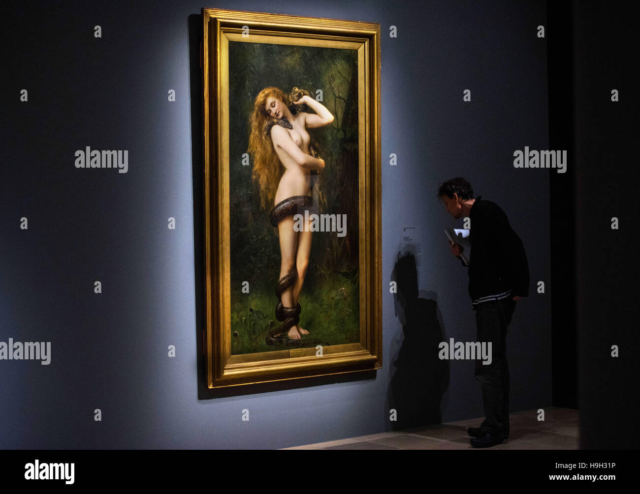 Un visitatore si erge davanti al dipinto di Lilith (1889, John Collier) all'Staedel Museum di Francoforte, Germania, 23 novembre 2016. La mostra arte Geschlechterkampf. Franz von Stuck bis Frida Kahlo (lit. Battaglia dei sessi. Franz von Stuck a Frida Kahlo) corre al Staedel Museum da 24.11.2016 - 19.3.2017 e trattative con il maschile ed il femminile delle identità a partire dalla metà del XIX secolo fino alla fine della seconda guerra mondiale. Foto: Andreas Arnold/dpa Foto Stock