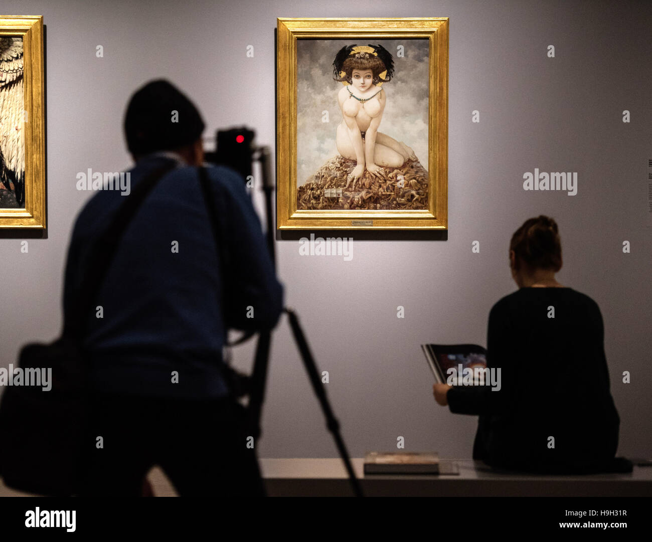 Un fotografo scatta una foto del dipinto "ie ella' (1905, Gustav Adolf Mossa) all'Staedel Museum di Francoforte, Germania, 23 novembre 2016. La mostra arte Geschlechterkampf. Franz von Stuck bis Frida Kahlo (lit. Battaglia dei sessi. Franz von Stuck a Frida Kahlo) corre al Staedel Museum da 24.11.2016 - 19.3.2017 e trattative con il maschile ed il femminile delle identità a partire dalla metà del XIX secolo fino alla fine della seconda guerra mondiale. Foto: Andreas Arnold/dpa Foto Stock