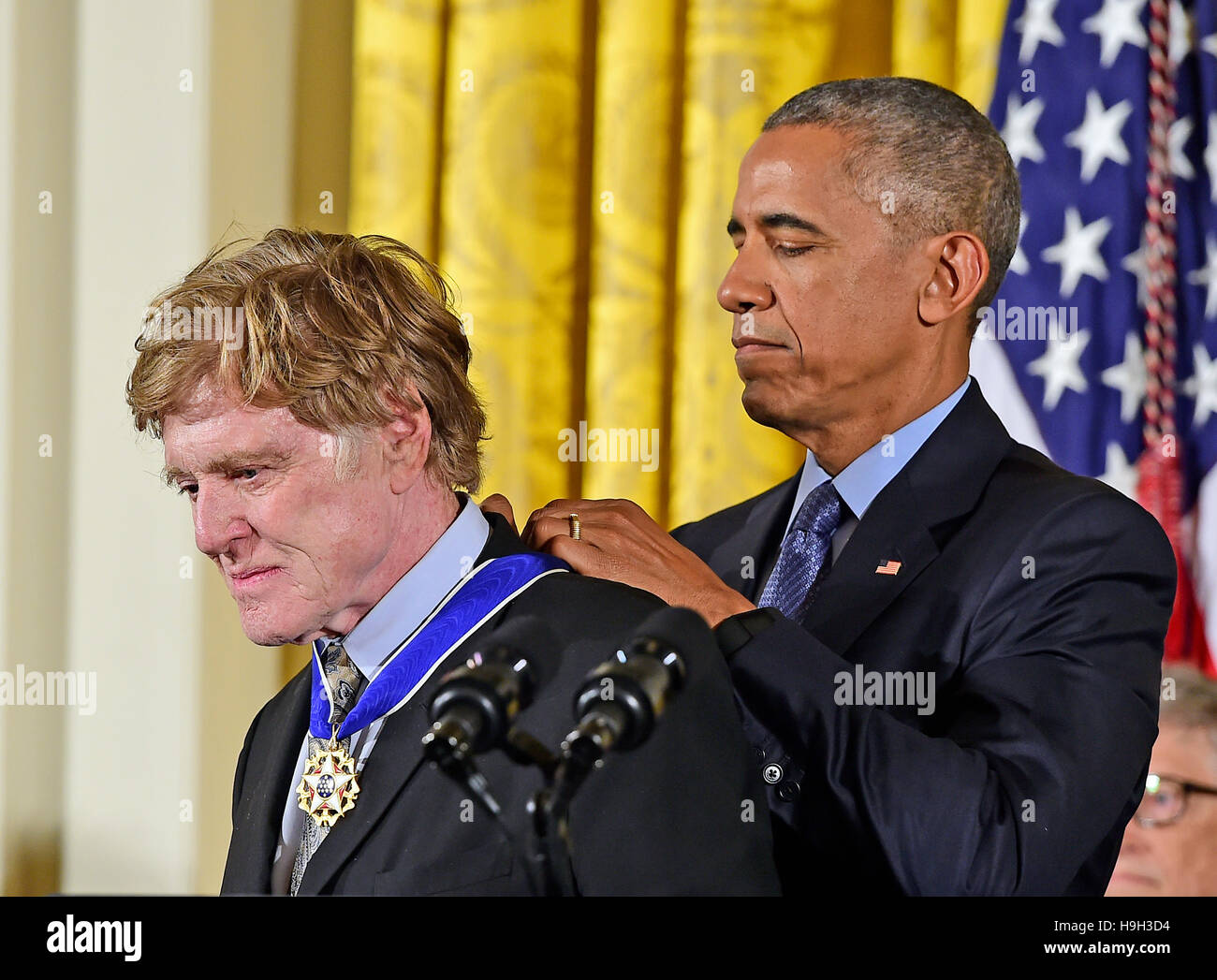 Il Presidente degli Stati Uniti Barack Obama presenta la medaglia presidenziale della libertà di attore, regista, produttore, imprenditore, ambientalista e Robert Redford durante una cerimonia che si terrà nella Sala Est della Casa Bianca di Washington, DC Martedì, Novembre 22, 2016. La medaglia presidenziale della libertà è la nazione·s più alta onorificenza civile. Credito: Ron Sachs/CNP - nessun filo SERVICE - foto: consolidati/dpa Foto Stock