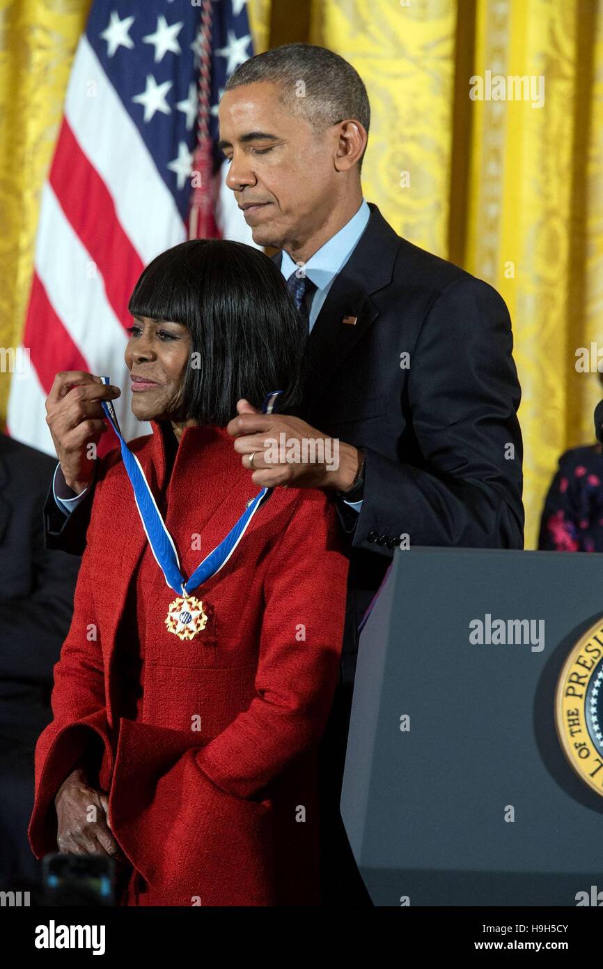Washington, Stati Uniti d'America. 22 Novembre, 2016. Il presidente Barack Obama presenta la medaglia presidenziale della libertà di Cicely Tyson durante una cerimonia che si terrà nella Sala Est della Casa Bianca Novembre 22, 2016 a Washington, DC. Credito: Planetpix/Alamy Live News Foto Stock