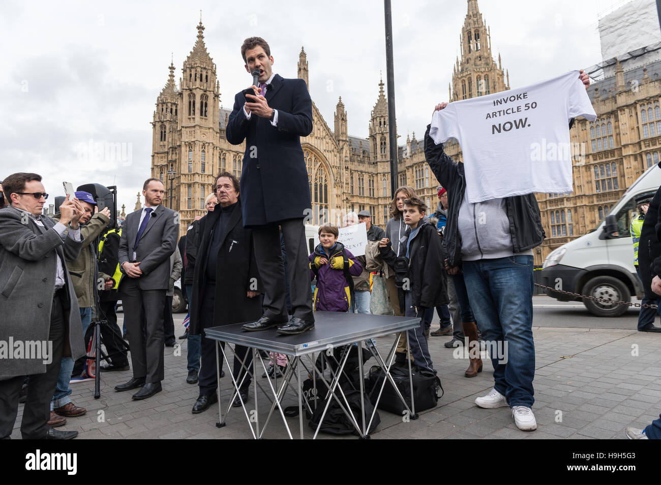 Londra, Regno Unito. Il 23 novembre 2016. Centinaia di pro-Brexit sostenitori si riuniscono per dimostrare al di fuori di casa del Parlamento il giorno della dichiarazione d'autunno. Il principale obiettivo della protesta era quello di richiesta attivazione immediata dell'articolo 50 dal primo ministro Theresa Maggio e opporsi alla recente sentenza della Corte suprema per dare MPs la decisione finale sulla questione. I manifestanti chiamata su i giudici, di governo e di parlamentari di rispettare e agire sul risultato del referendum dell'UE. Nella foto: Giovanni Rees-Evans, una leadership UKIP contender parla al rally. Wiktor Szymanowicz/Alamy Live News Foto Stock