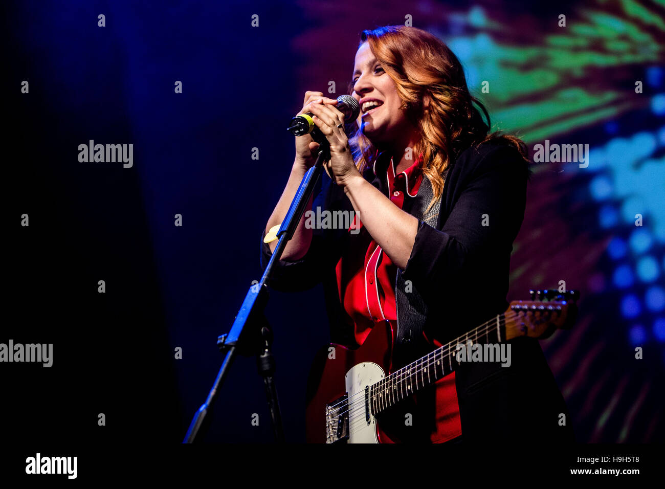 Milano, Italia. 23 Nov, 2016. Cantante italiana Noemi suona dal vivo all'Alcatraz a Milano, Italia il 23 novembre 2016 Credit: Mairo Cinquetti/Alamy Live News Foto Stock