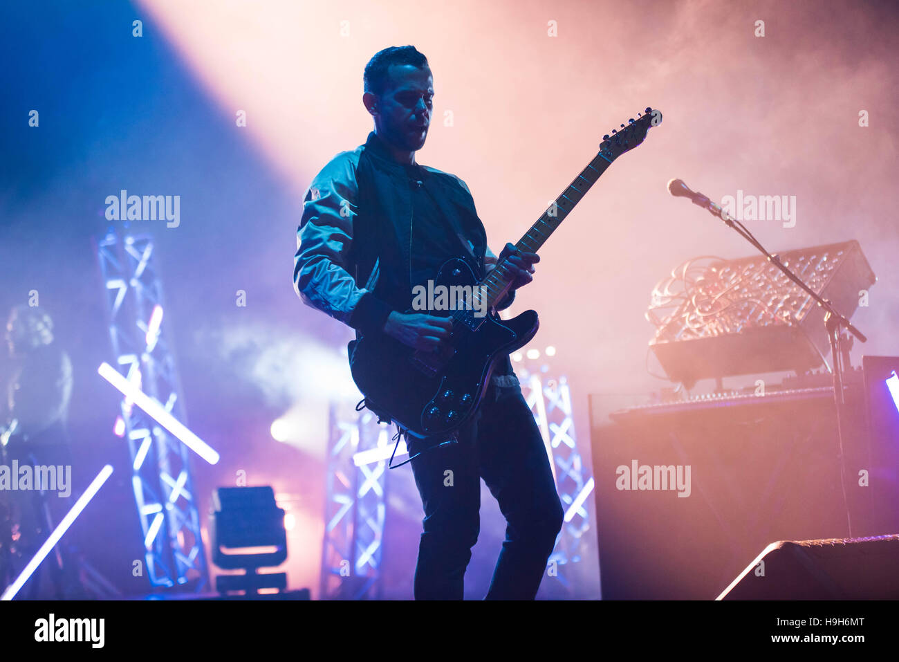 Londra, Regno Unito. 23 Nov, 2016. Anthony Gonzalez di M83 eseguire sul palco a Brixton Academy il 23 novembre 2016 a Londra, Regno Unito. Credito: Michael Jamison/Alamy Live News Foto Stock