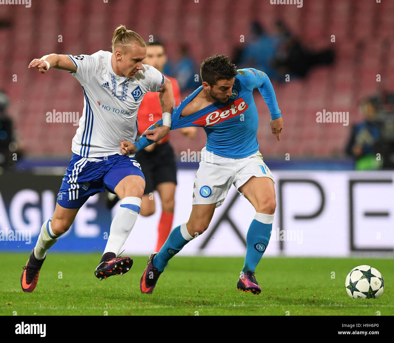 Napoli, Italia. 23 Nov, 2016. Dries Mertens (R) di Napoli con vies Domagoj Vida della Dinamo Kiev durante la UEFA Champions League Group B match tra Napoli e la Dinamo Kiev alla stadio San Paolo di Napoli il 9 novembre 23, 2016. La partita si è conclusa con un 0-0. Credito: Alberto Lingria/Xinhua/Alamy Live News Foto Stock