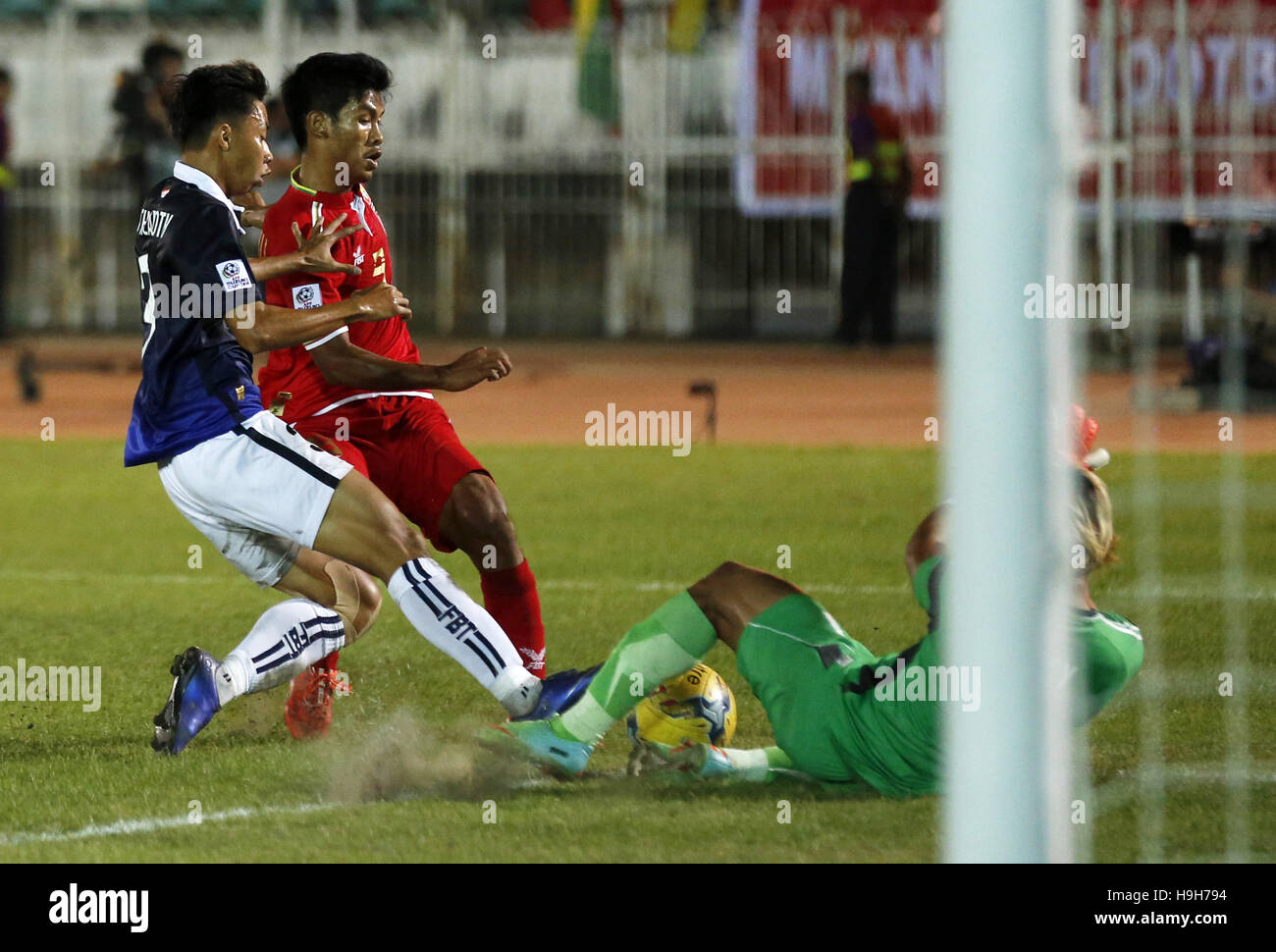 Yangon, Myanmar. 23 Nov, 2016. Aung Thu (C) del Myanmar germogli durante l'AFF Suzuki Cup Gruppo B partita di calcio tra la Cambogia e Myanmar alla Thuwanna Stadium di Yangon, Myanmar, su nov. 23, 2016. Myanmar ha vinto 3-1. © U Aung/Xinhua/Alamy Live News Foto Stock