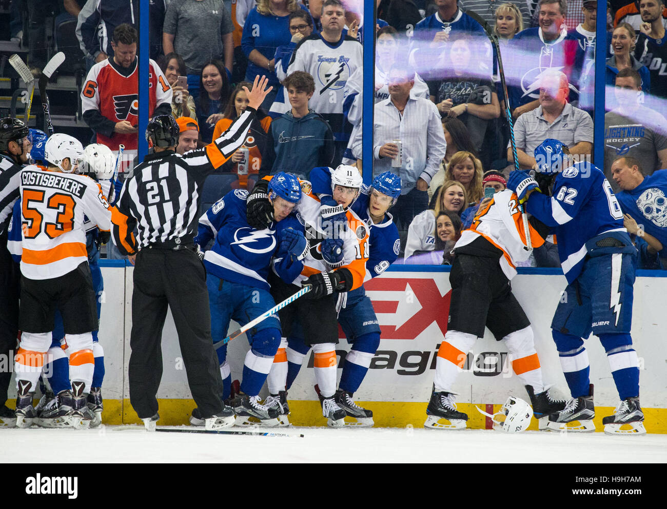 Florida, Stati Uniti d'America. 23 Nov, 2016. Scoppia una rissa durante il primo periodo di tempo di una partita di hockey tra il Tampa Bay Lightning e Philadelphia Flyers a Amalie Arena a Tampa, Florida, mercoledì, nov. 23, 2016. Credito: Loren Elliott/Tampa Bay volte/ZUMA filo/Alamy Live News Foto Stock