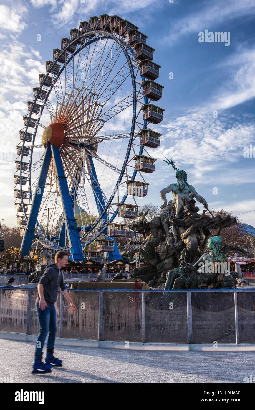 Berlino, Germania, 23 Novembre, 2016. Il Berliner Weihnachtzeit è un tedesco mercatino di Natale situati intorno allo storico Neptunbrunnen (Fontana di Nettuno) dietro Alexanderplatz. La festosa casette di legno sono situate tra il Rotes Rathaus (rosso Municipio) e la Marienkirche. Un atmosfera di festa è fornito da organetto musica, vin brulé, bancarelle di arti e mestieri, pane cotto in un forno tradizionale e idromele caldo servito da vasi di creta. I visitatori possono godere di una pista di pattinaggio su ghiaccio e il alto 50 metri ruota panoramica Ferris con tradizionali gondole. I bambini godono di visite al giardino zoologico, pony rid Foto Stock