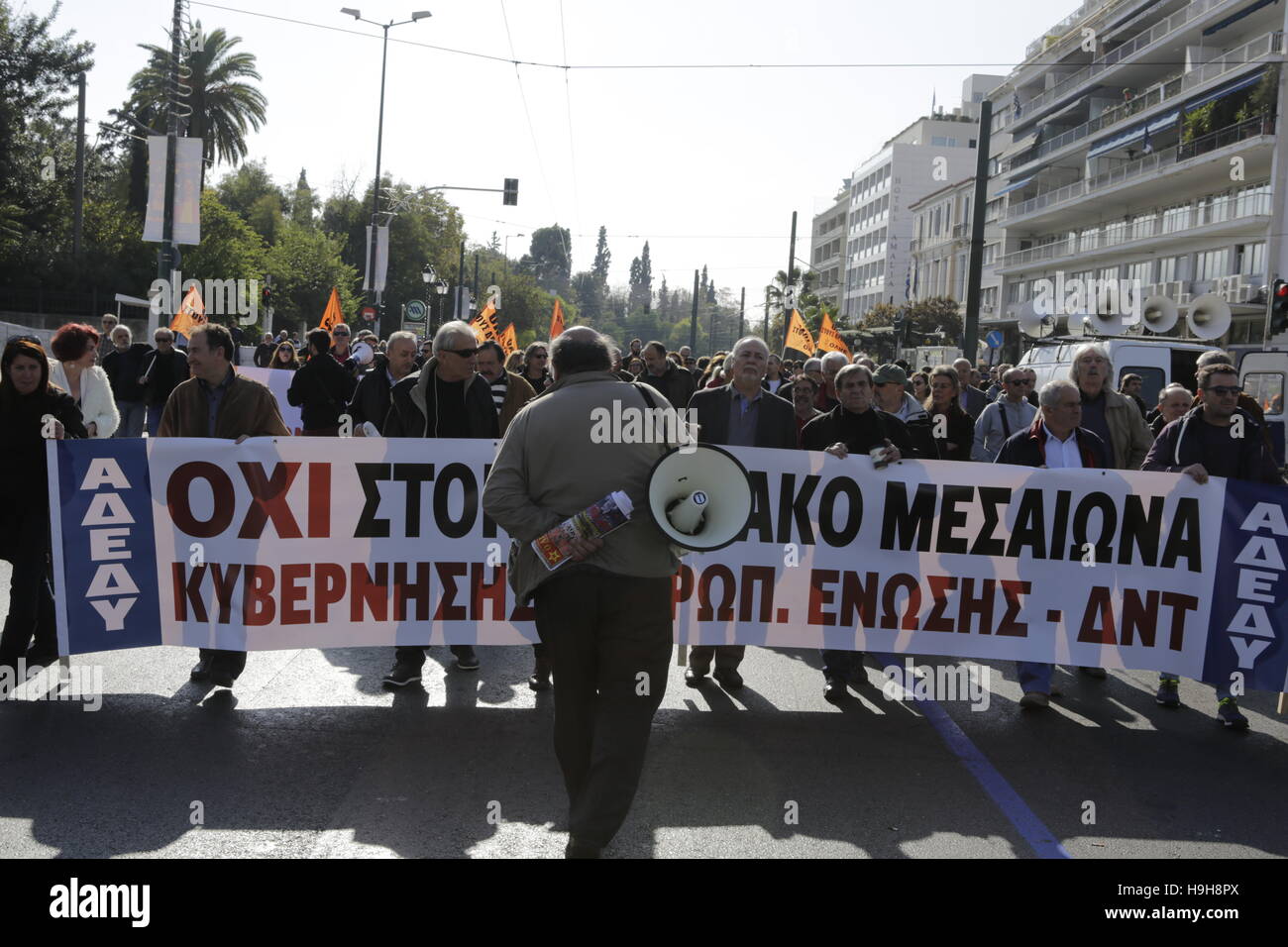 Atene, Grecia. Il 24 novembre 2016. I membri ADEDY marzo con un grande striscione con Atene con uno stato gridando slogan attraverso un megafono migliaia di greci seguita la chiamata dal Sindacato ADEDY (Funzionari' Confederazione) e il Partito comunista di Grecia (KKE) affiliata Sindacato PAME (All-Workers militante) anteriore e anteriore di studenti di lotta (MAS) per 24 ore di sciopero dei funzionari pubblici in Grecia e una marcia di protesta al Parlamento greco ad Atene. hey hanno protestato contro la politica del governo di ulteriori tagli e la riduzione del lavoratore i diritti. © Michael Debets/al Foto Stock