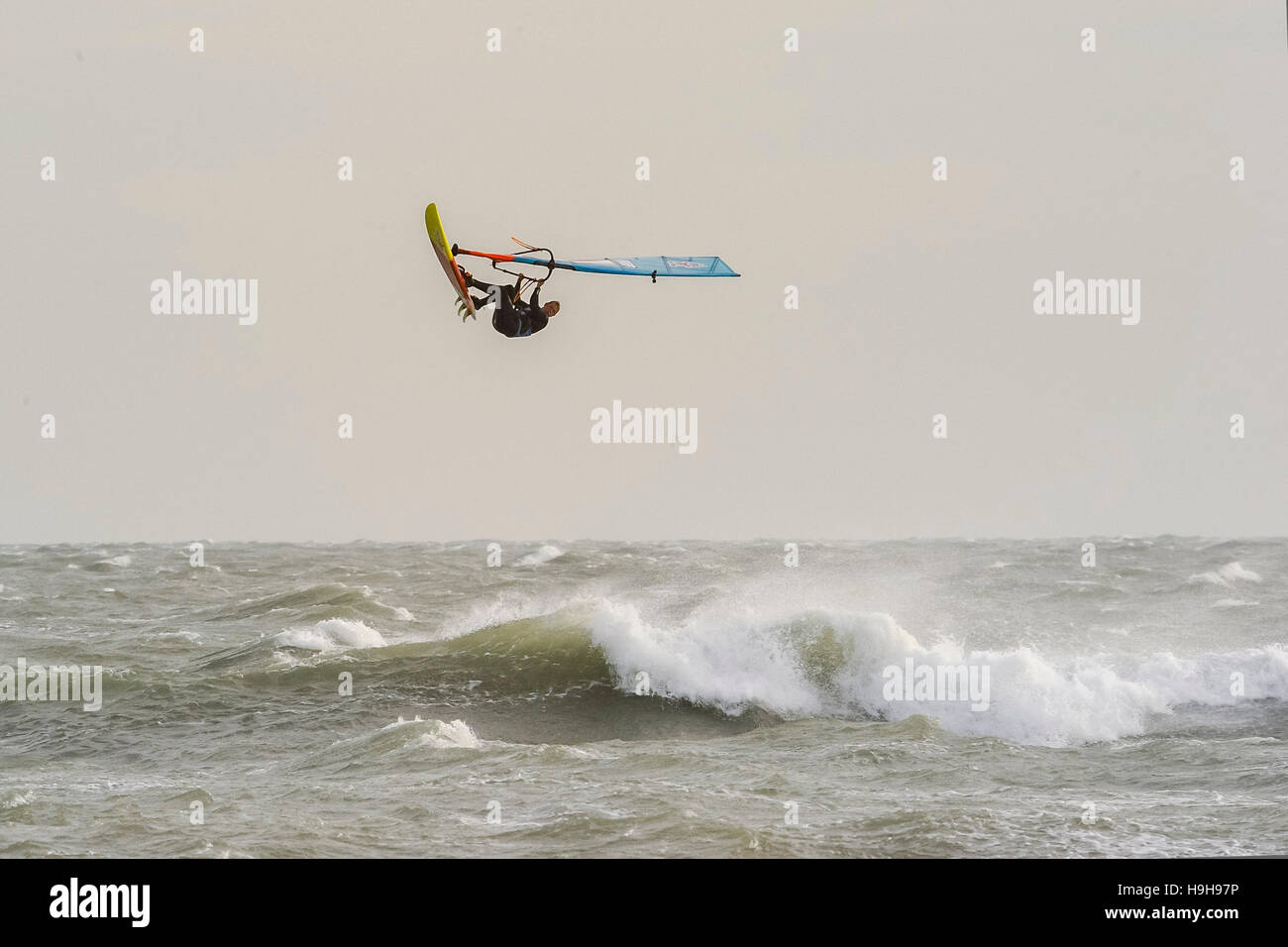 Weymouth Dorset, Regno Unito. Il 24 novembre 2016. Regno Unito Meteo. Un windsurfisti approfittando del forte vento e mare increspato off Weymouth Beach nel Dorset per fare salti mortali nell'aria off la rottura onde. Foto di Graham Hunt/Alamy Live News Foto Stock