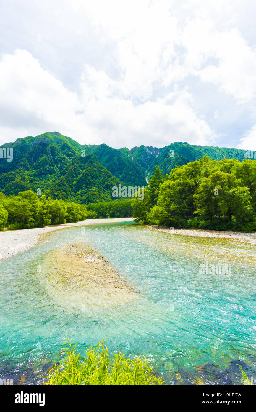 Montagne e crystal clear Azusa fiume in questa natura intatta nel paesaggio delle Alpi Giapponesi città di Kamikochi Foto Stock