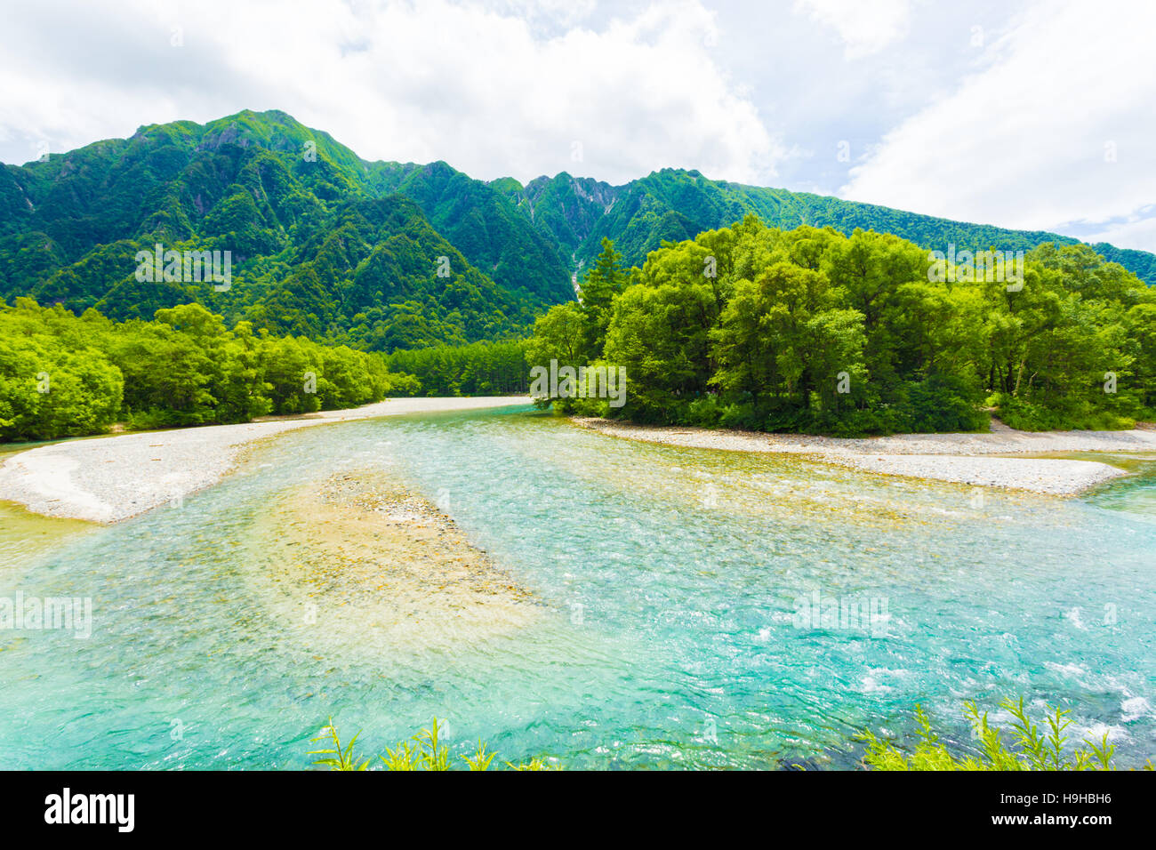 Montagne e crystal clear Azusa fiume in questa natura intatta nel paesaggio delle Alpi Giapponesi città di Kamikochi, Naga Foto Stock