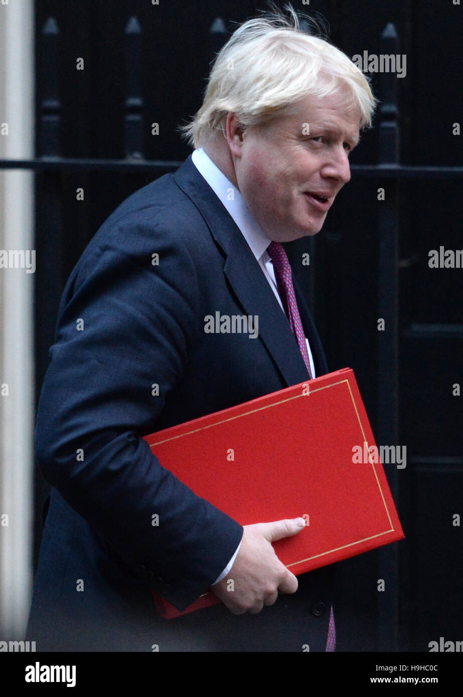 Segretario di Stato per gli affari esteri Boris Johnson arriva a Downing Street, Londra, per una riunione del gabinetto come Philip Hammond si prepara a consegnare il suo primo autunno dichiarazione come cancelliere. Foto Stock