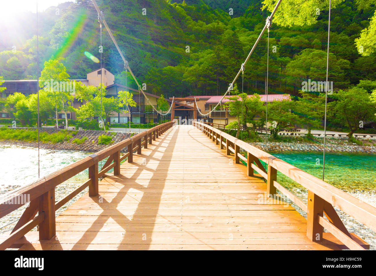 La mattina presto sulla riva opposta del legno centrato Kappa Ponte Bashi con drammatica raggi di luce nelle Alpi giapponesi di Kamikochi Foto Stock