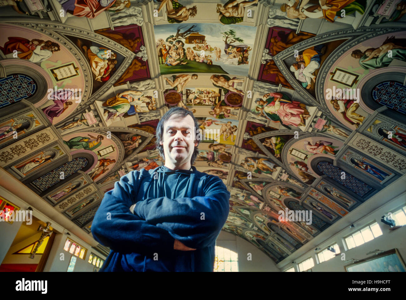 Il mondo solo noto la riproduzione del soffitto della Cappella Sistina, all'inglese martire della Chiesa Cattolica, a Goring-da-mare, vicino a Worthing, West Sussex, dipinta da locali parishioner Gary Bevans (nella foto). Foto Stock