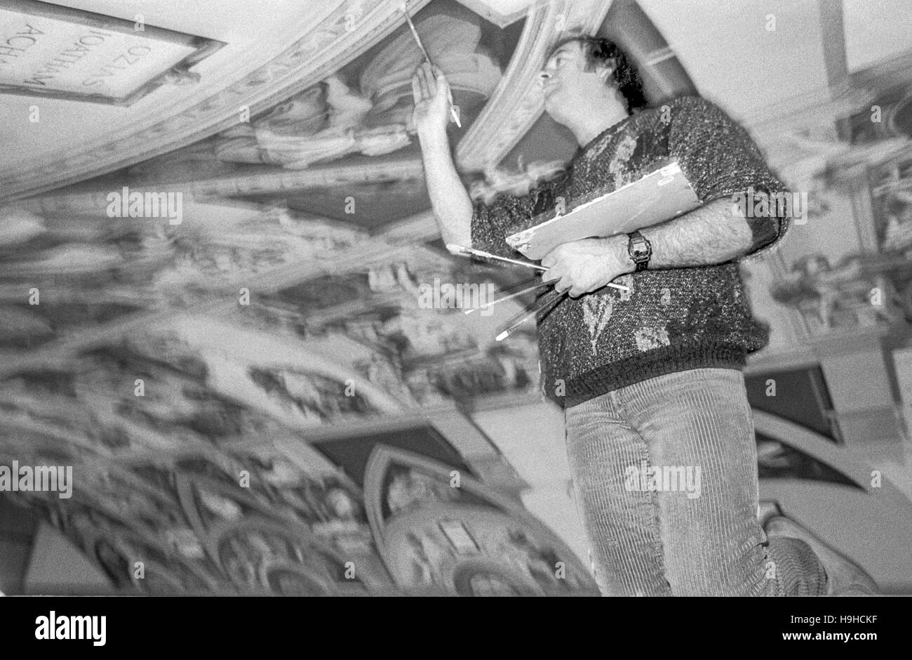 Il mondo solo noto la riproduzione del soffitto della Cappella Sistina, all'inglese martire della Chiesa Cattolica, a Goring-da-mare, vicino a Worthing, West Sussex, dipinta da locali parishioner Gary Bevans (nella foto). Foto Stock