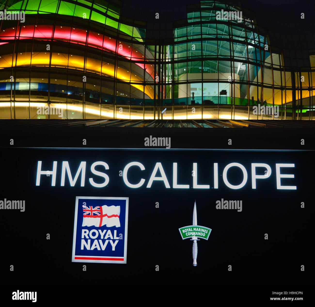 HMS Calliope sotto la Sage sul fiume Tyne. HMS Calliope è un Royal Navy e Royal Marines unità nel nord est dell' Inghilterra Foto Stock