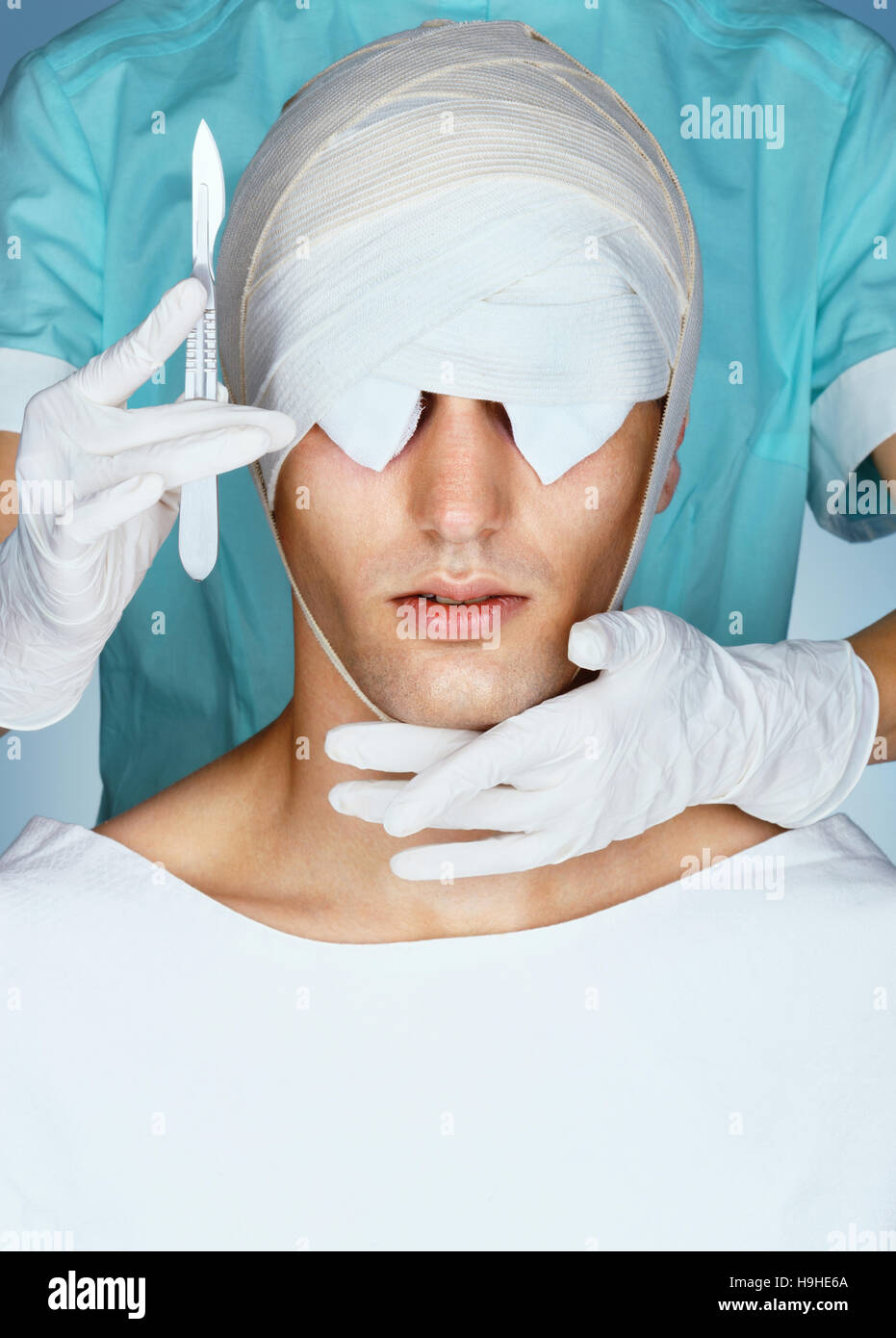 Paziente medico con benda sugli occhi dopo operazione cosmetica. Close up bendata faccia prima di un intervento di chirurgia plastica. Concetto di bellezza. Foto Stock
