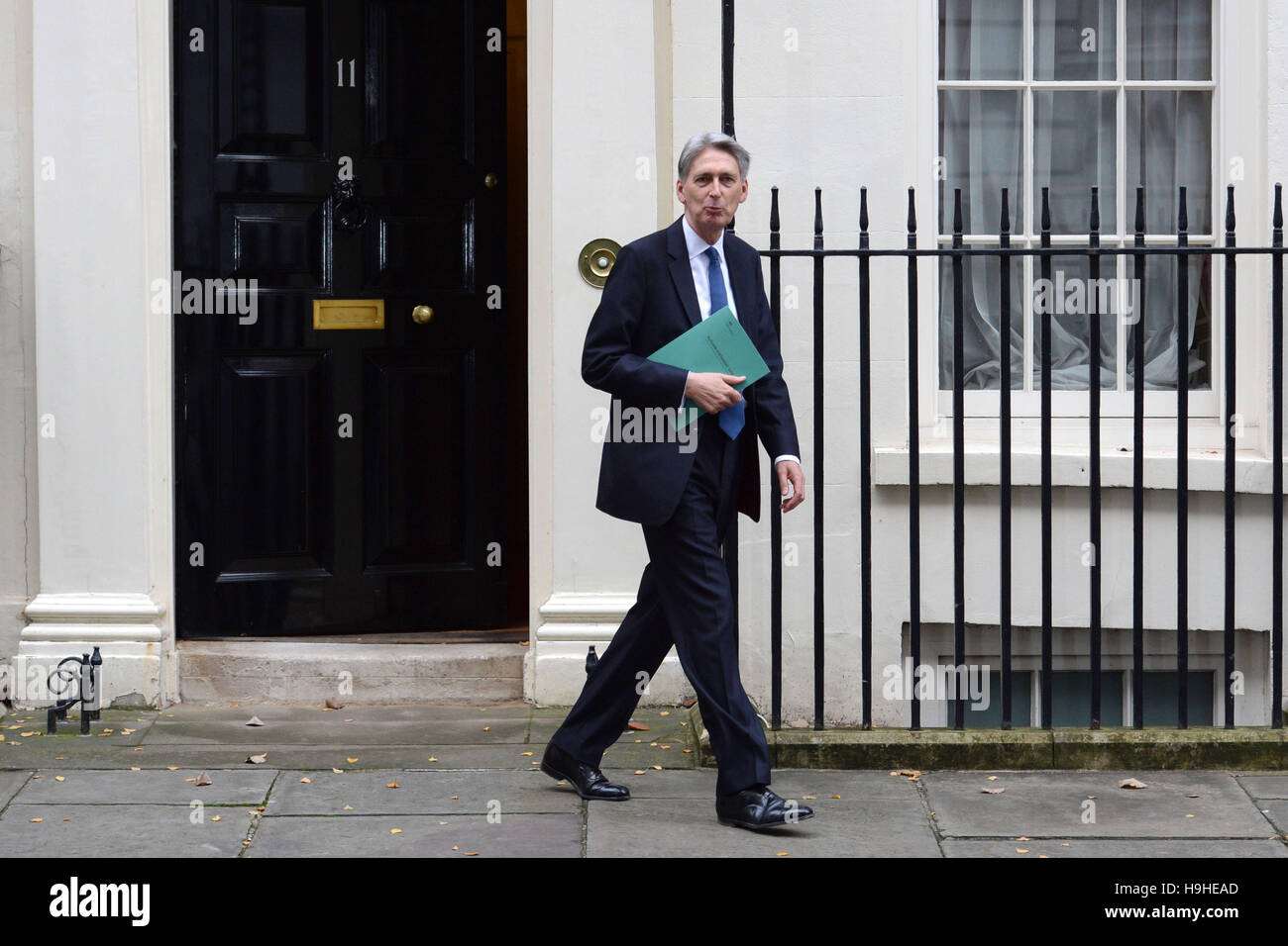 Il cancelliere Philip Hammond lascia 11 Downing Street, Londra, per la House of Commons come egli si prepara ad offrire la sua dichiarazione d'autunno. Foto Stock