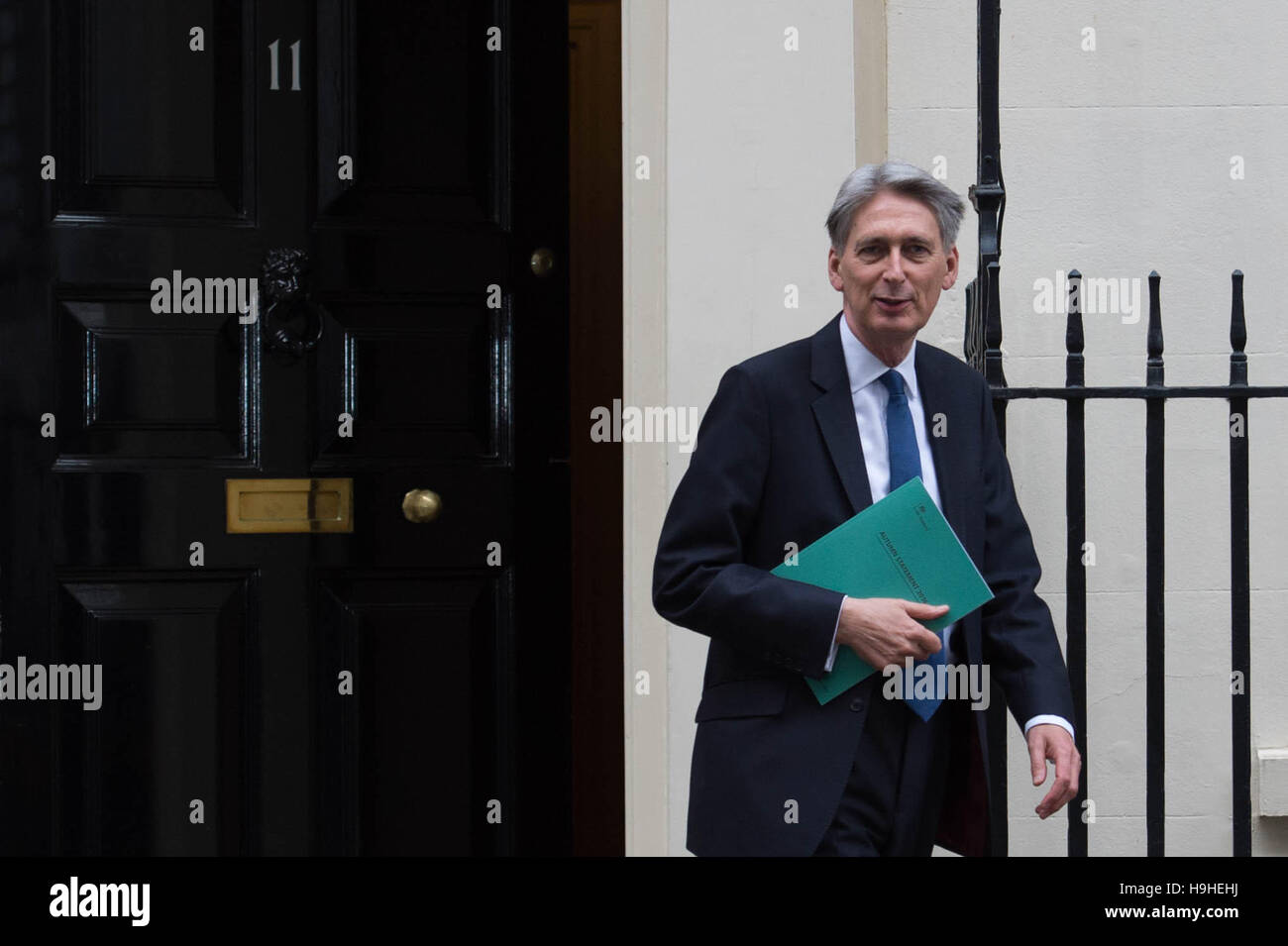 Il cancelliere Philip Hammond lascia 11 Downing Street, Londra, per la House of Commons come egli si prepara ad offrire la sua dichiarazione d'autunno. Foto Stock