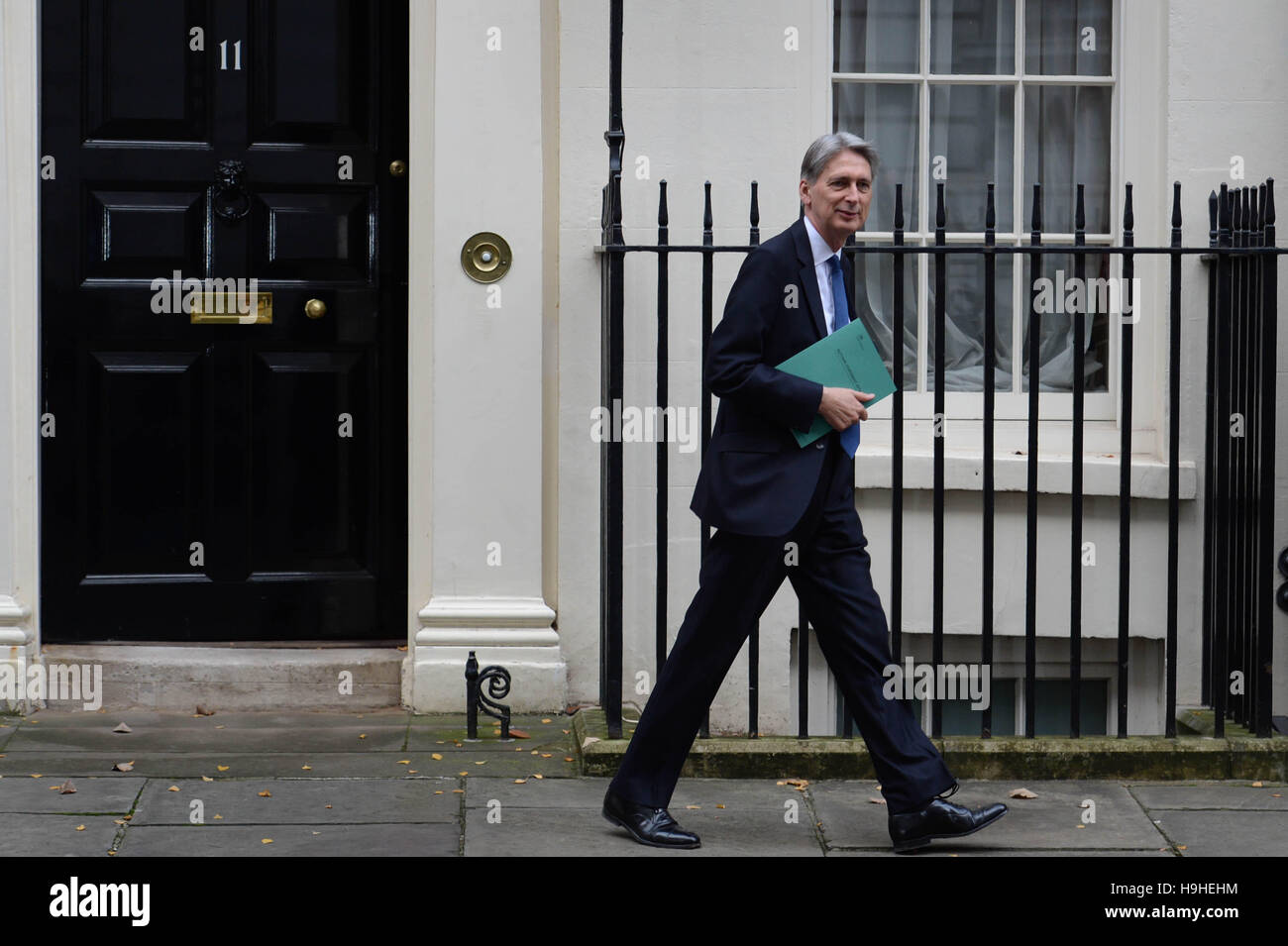 Il cancelliere Philip Hammond lascia 11 Downing Street, Londra, per la House of Commons come egli si prepara ad offrire la sua dichiarazione d'autunno. Foto Stock