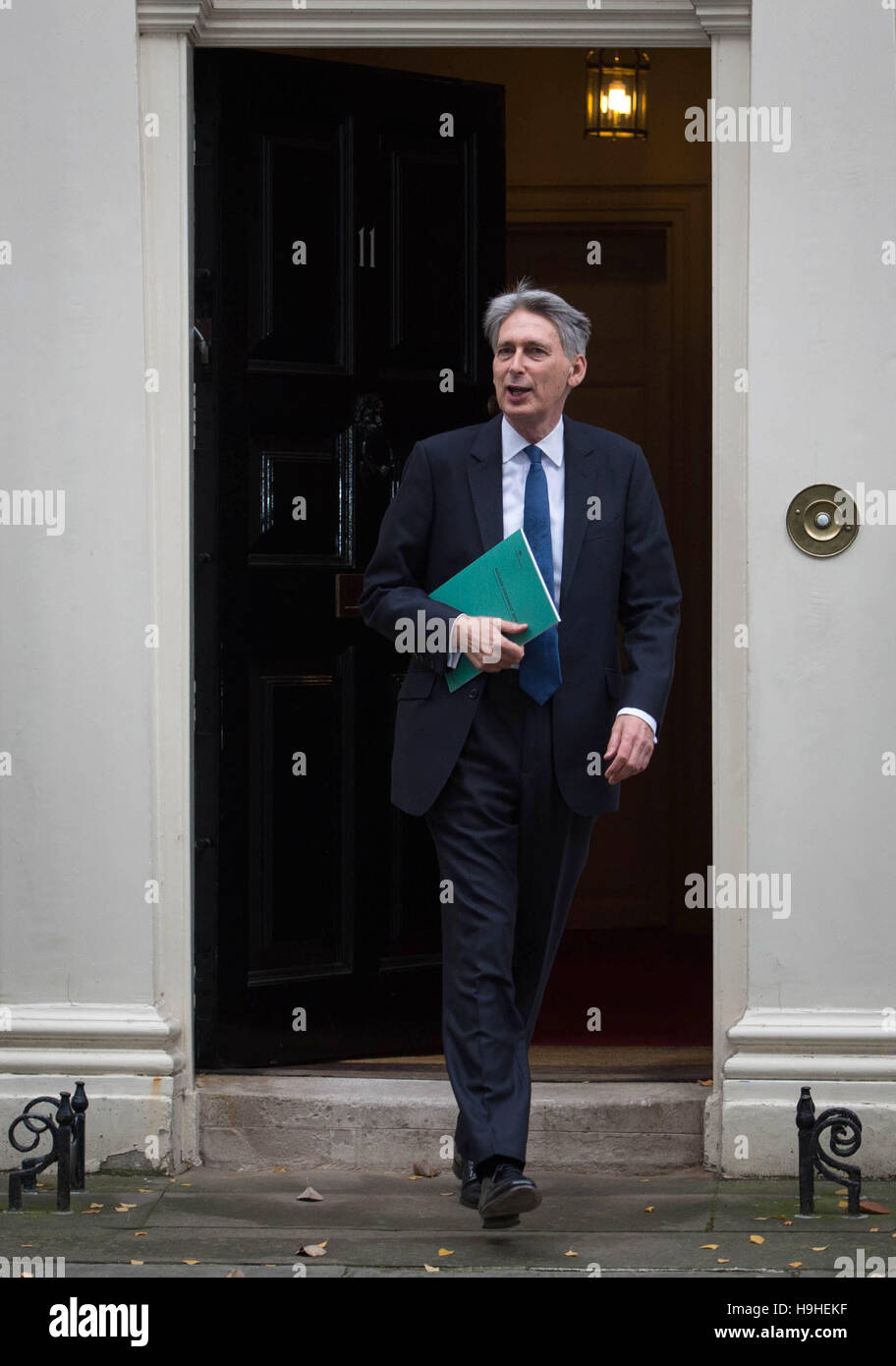 Il cancelliere Philip Hammond lascia 11 Downing Street, Londra, per la House of Commons come egli si prepara ad offrire la sua dichiarazione d'autunno. Foto Stock