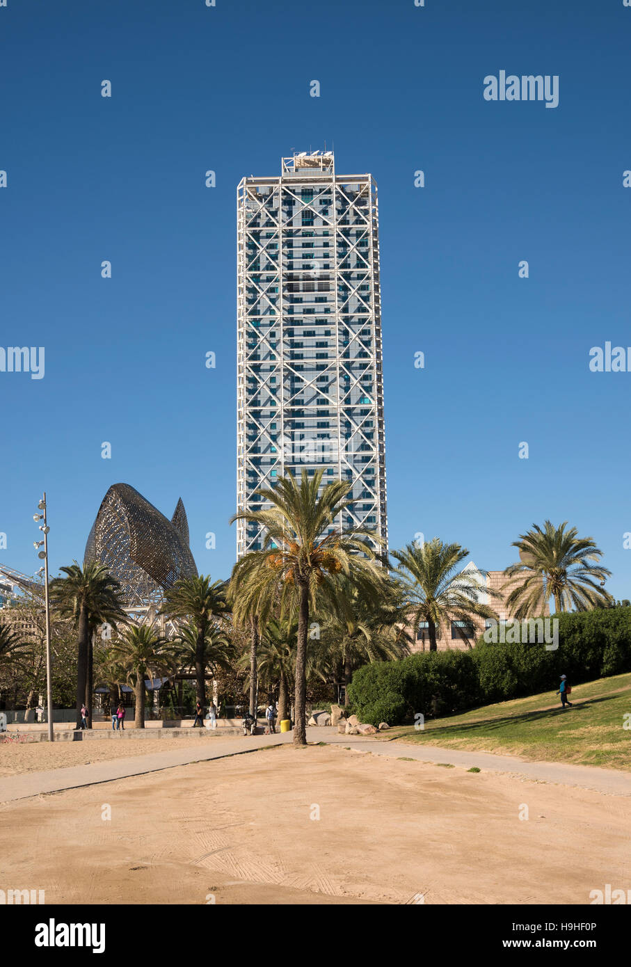 Grattacielo vicino al Casinò lungo la spiaggia di Barcellona Foto Stock