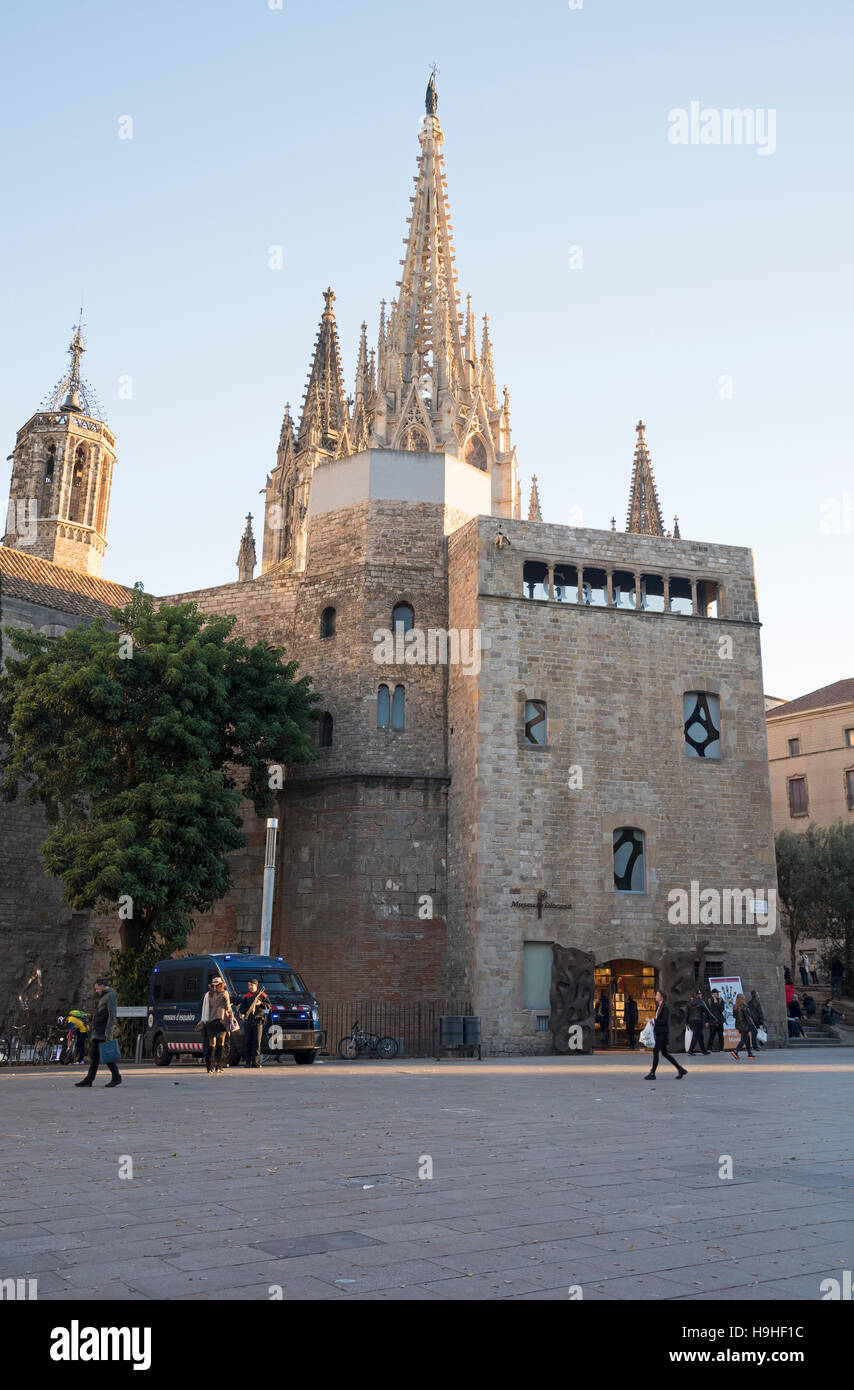 Gaudi centro espositivo in Placita de la Seu, a Barcellona, Spagna, con la Cattedrale della Santa Croce in background Foto Stock