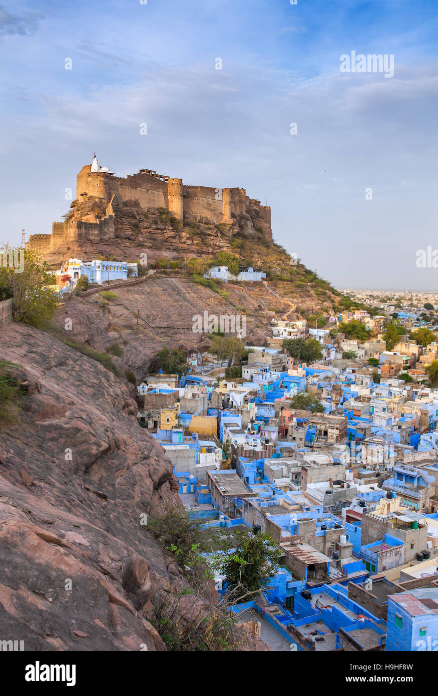 Città blu e Forte Mehrangarh su per la collina di Jodhpur, Rajasthan, India Foto Stock