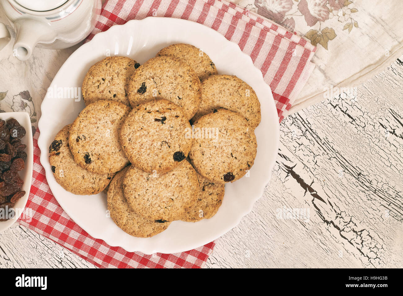 Frumento integrale biscotti con uvetta su bianco tavolo rustico. Vista da sopra con lo spazio di copia Foto Stock
