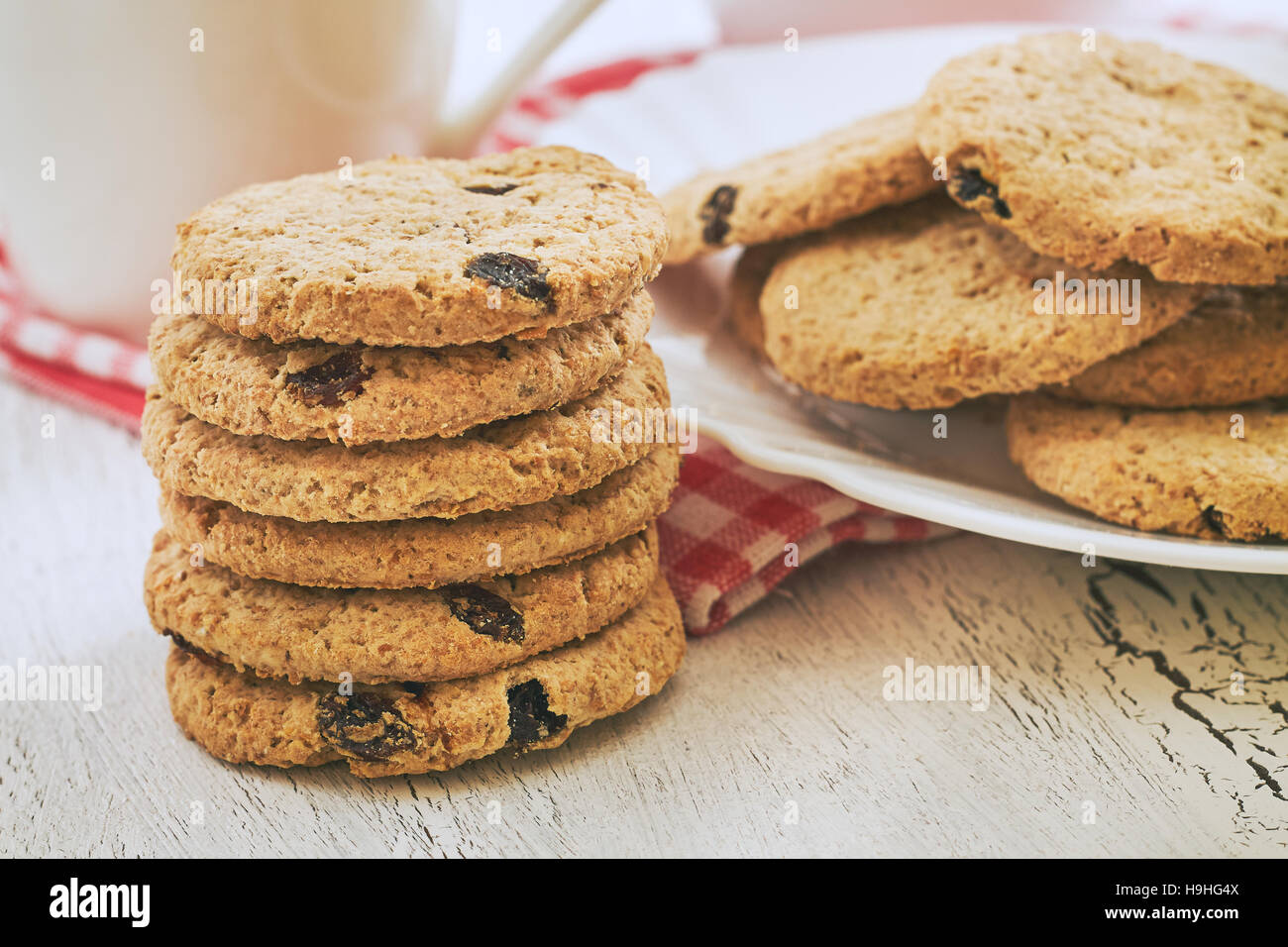 Pila di biscotti integrale con uvetta su bianco tavolo rustico Foto Stock
