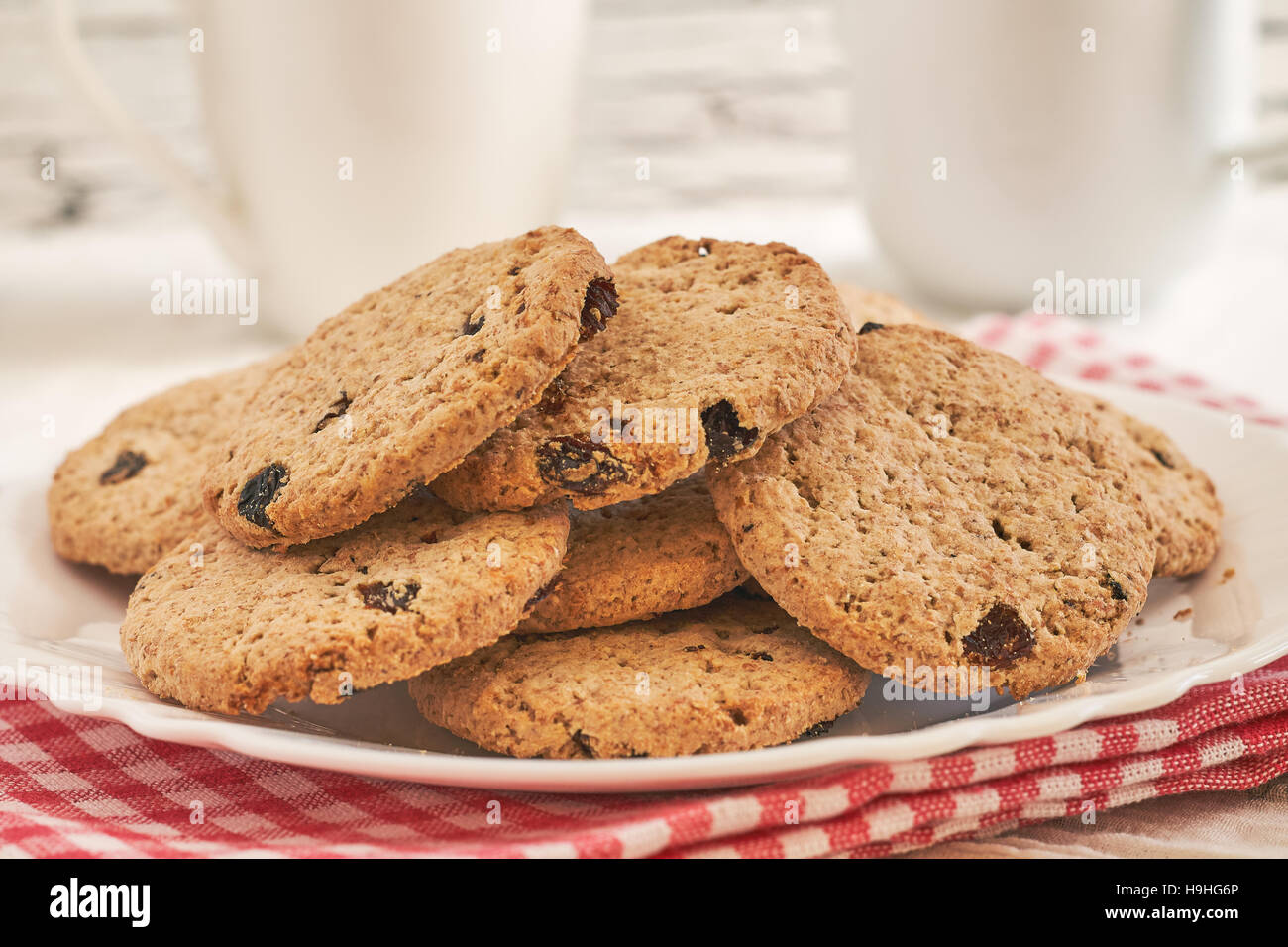 Frumento integrale biscotti con uvetta su bianco tavolo rustico Foto Stock
