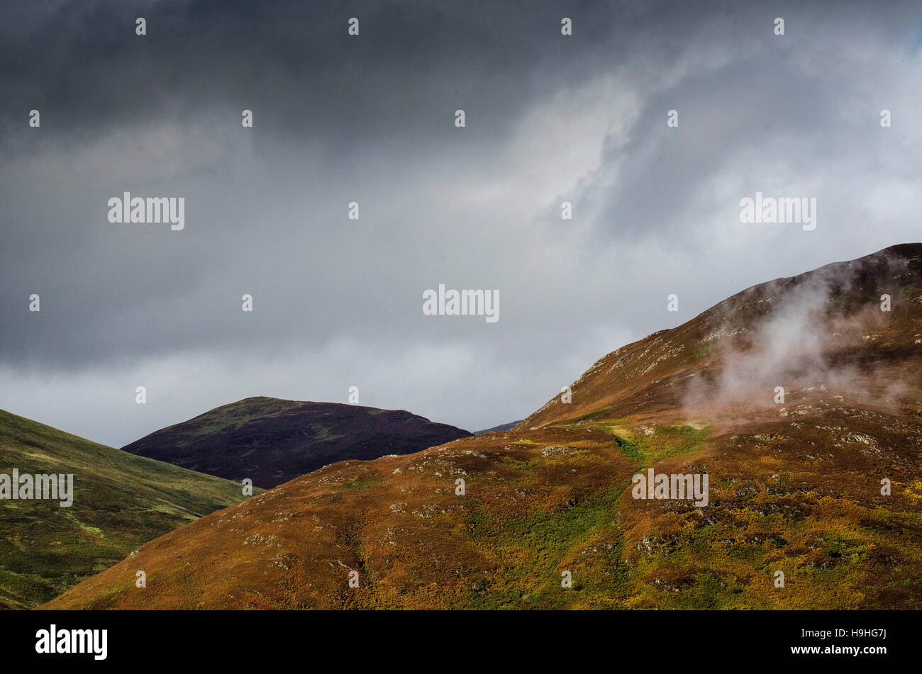 Nuvole di tempesta sopra le campane in Cumbria Foto Stock