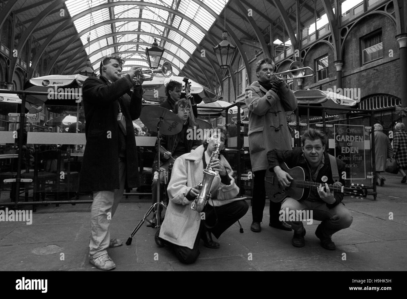 A seguito della loro recente successo presso il Royal Variety Performance, l'Harvey Wallbangers restituito al musicista di strada strada in Covent Garden di Londra, alla crisi di aiuto a Natale. Il gruppo in azione sono Johnny Griffiths (chitarra), Harvey Brough (sassofono), Richard Allen (bass), Chris Purves (tromba) e Neil McArthur (tamburi). Foto Stock