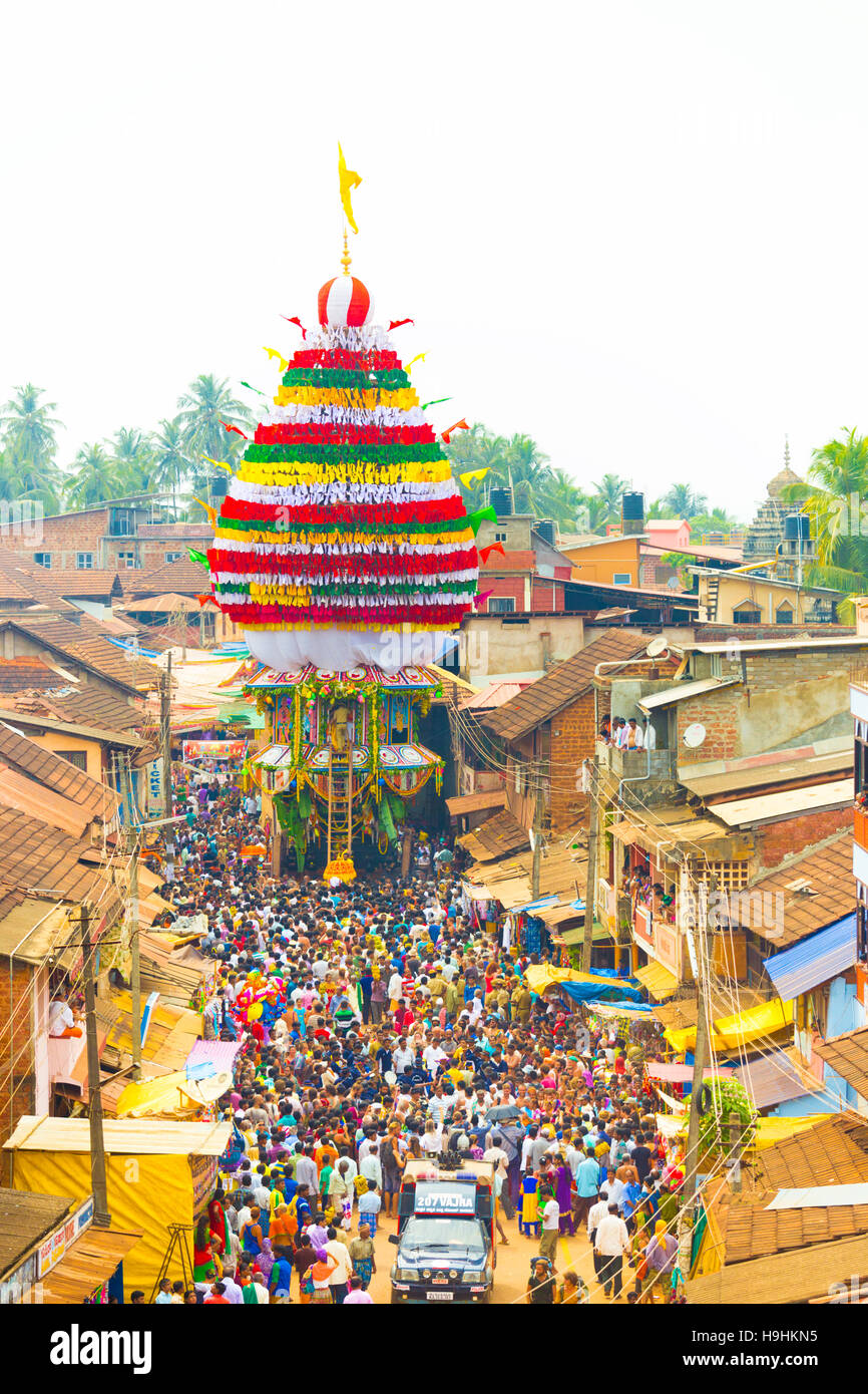 La folla di persone si riuniscono per tirare il grande carro ratta durante l'annuale festival Shivarathri. Verticale alto vista aerea Foto Stock
