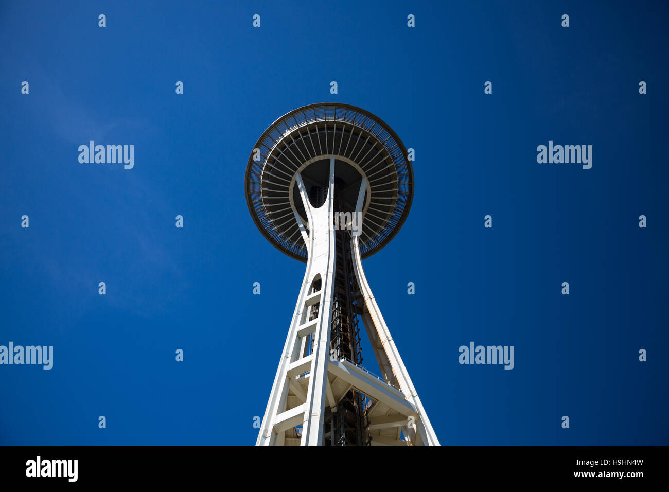 Vista del Monte Rainier contro un cielo blu chiaro dalla parte superiore dello Space Needle - Seattle, WA Foto Stock