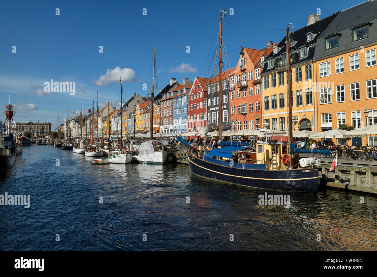 Storico e coloratissimo Nyhavn Canal a Copenaghen, consente di deselezionare Foto Stock