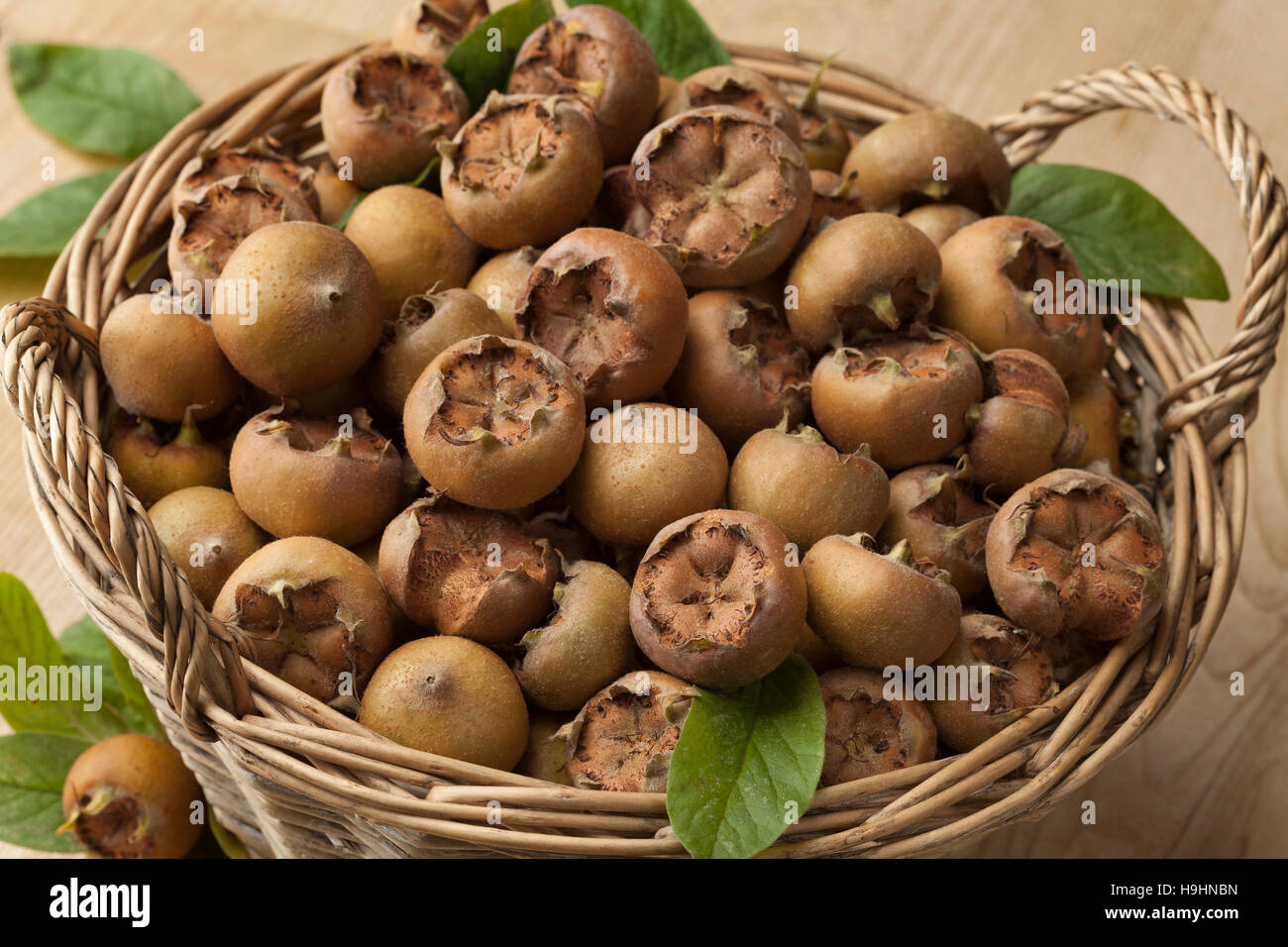 Fresca medlars prelevato in un cestello Foto Stock