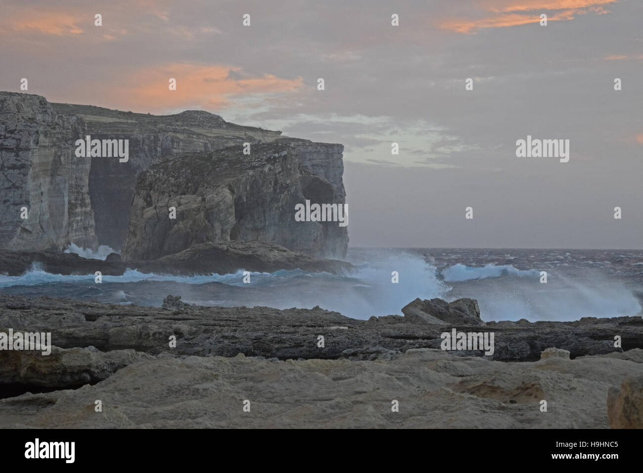La Roccia del fungo, Dwejra Bay, Gozo in gale force venti Foto Stock