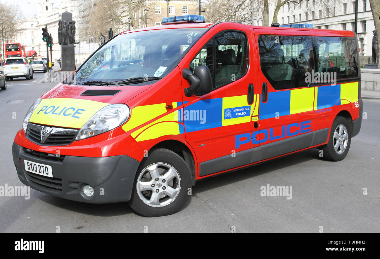 La Metropolitan Police di protezione diplomatica gruppo parcheggiato su Whitehall vicino a 10 Downing Street Foto Stock